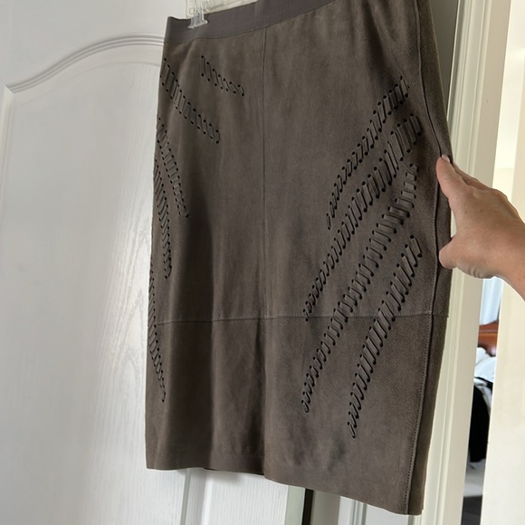 Elie Tahara- NEW - Suede pencil skirt. Never worn. Size 6 - Picture 8 of 10